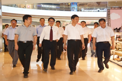 全國人大代表、廣州人大常委會主任陳建華到河源市商業(yè)中心調(diào)研