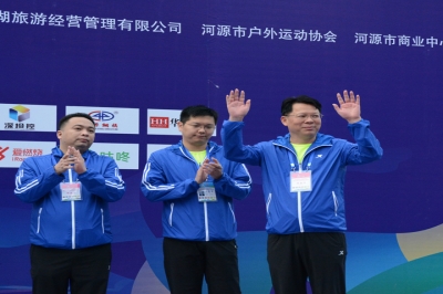 2016河源萬(wàn)綠湖國(guó)際馬拉松在河源市商業(yè)中心開跑