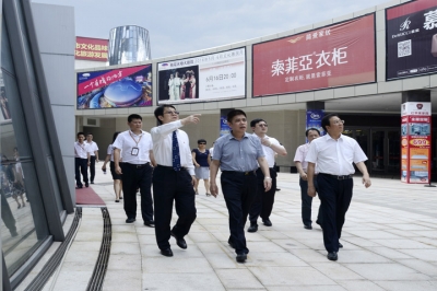 促進粵東西北地區(qū)振興發(fā)展2015年度評估考核組視察桃花水母大劇院